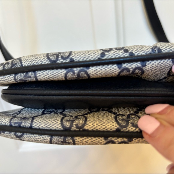Vintage-Rare- Supreme Gucci Navy/Cream leather authentic Monogram Crossbody Bag - Picture 12 of 17